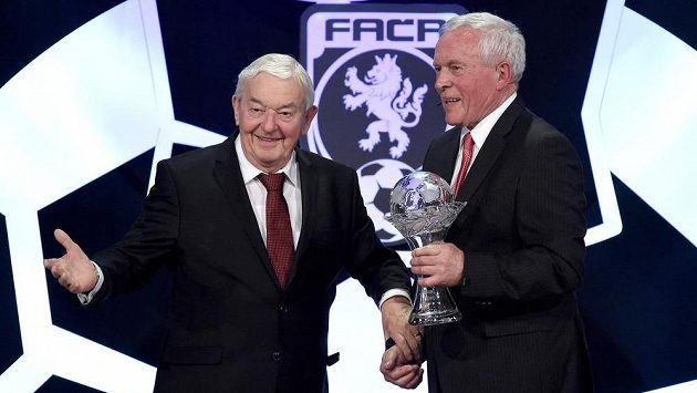 Rudolf Baťa (vlevo) a Ivo Viktor během vyhlášení jubilejního 50. ročníku ankety Fotbalista roku. Rudolf Baťa (vlevo) a Ivo Viktor během vyhlášení jubilejního 50. ročníku ankety Fotbalista roku.