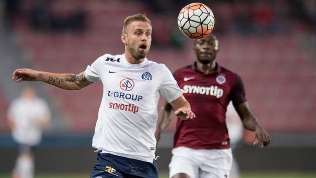 Petr Reinberk ze Slovácka se snaží zkrotit míč při utkání na hřišti Sparty. Petr Reinberk ze Slovácka se snaží zkrotit míč při utkání na hřišti Sparty.