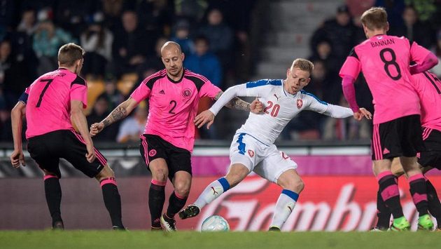 Útočník Matěj Vydra (20) a Skot Alan Hutton (2) během přípravného utkání na Letné. Útočník Matěj Vydra (20) a Skot Alan Hutton (2) během přípravného utkání na Letné.