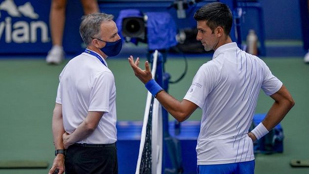 Srbský tenista Novak Djokovič diskutuje s rozhodčím na US Open. Srbský tenista Novak Djokovič diskutuje s rozhodčím na US Open.
