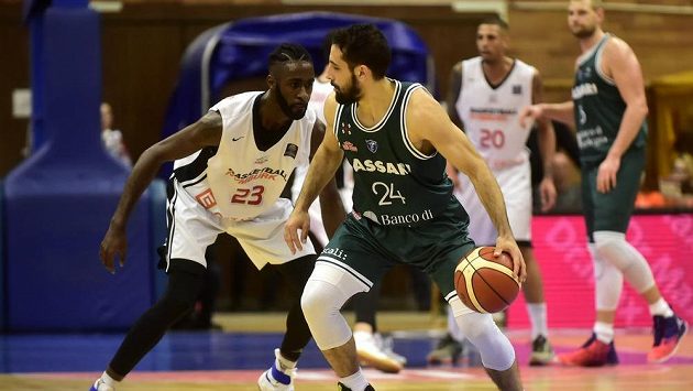 Howard Sant-Roos (vlevo) z Nymburka brání Roka Stipčeviće ze Sassari. Howard Sant-Roos (vlevo) z Nymburka brání Roka Stipčeviće ze Sassari.