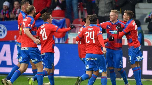 Plzeňští fotbalisté se radují ze druhého gólu. Plzeňští fotbalisté se radují ze druhého gólu.