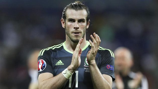 Velšan Gareth Bale děkuje fanouškům za podporu po semifinálovém duelu ME s Postugalskem. Velšan Gareth Bale děkuje fanouškům za podporu po semifinálovém duelu ME s Postugalskem.