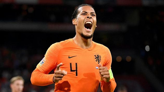 Nizozemec Virgil van Dijk slaví gól proti Německu v Lize národů. Nizozemec Virgil van Dijk slaví gól proti Německu v Lize národů.
