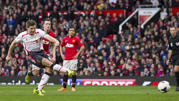 Steven Gerrard z Liverpoolu zahrává pokutový kop během derby s Manchesterem United na stadiónu Old Trafford. Steven Gerrard z Liverpoolu zahrává pokutový kop během derby s Manchesterem United na stadiónu Old Trafford.