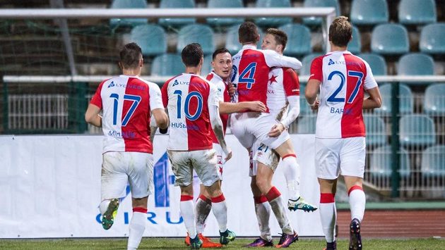 Fotbalisté Slavie Praha oslavují gól Milana Škody (druhý zprava). Fotbalisté Slavie Praha oslavují gól Milana Škody (druhý zprava).