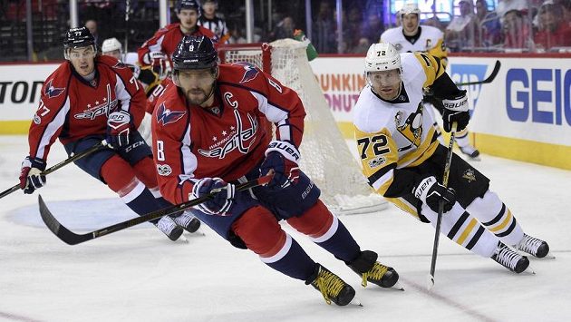 Alex Ovečkin (8) z Washingtonu a Patric Hornqvist (72) z Pittsburghu. Alex Ovečkin (8) z Washingtonu a Patric Hornqvist (72) z Pittsburghu.