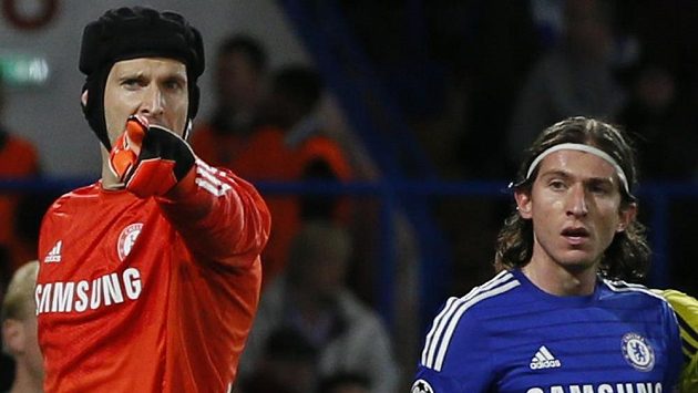 Petr Čech (vlevo) a jeho spoluhráč z Chelsea Filipe Luis. Petr Čech (vlevo) a jeho spoluhráč z Chelsea Filipe Luis.