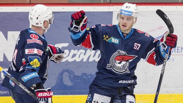 Zleva Petr Šidlík a střelec první branky David Květoň Chomutova na ledě Hradce Králové. Zleva Petr Šidlík a střelec první branky David Květoň Chomutova na ledě Hradce Králové.