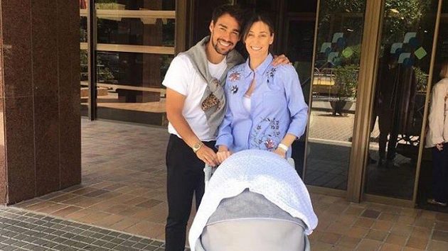 Flavia Pennettaová a Fabio Fognini s potomkem. Flavia Pennettaová a Fabio Fognini s potomkem.