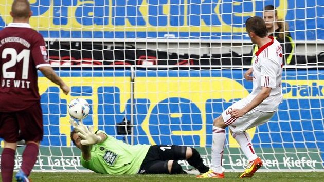 Útočník Norimberku Tomáš Pekhart střílí gól proti Kaiserslauternu. Útočník Norimberku Tomáš Pekhart střílí gól proti Kaiserslauternu.