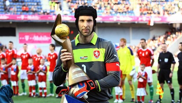 Brankář Petr Čech míří v anketě o Zlatý míč za desátým primátem. Brankář Petr Čech míří v anketě o Zlatý míč za desátým primátem.
