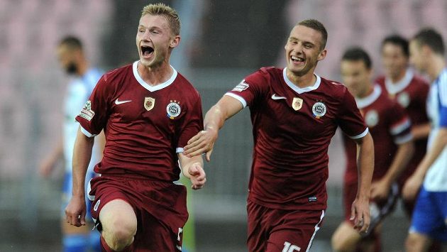 Obránce Sparty Praha Jakub Brabec (vlevo) oslavuje svůj gól v utkání proti Znojmu. Obránce Sparty Praha Jakub Brabec (vlevo) oslavuje svůj gól v utkání proti Znojmu.