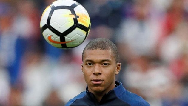 Kylian Mbappe při rozcvičce. Kylian Mbappe při rozcvičce.