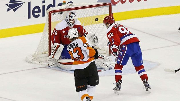 Útočník Philadelphie Jakub Voráček překonává v prodloužení brankáře Washingtonu Bradena Holtbyho. Vpravo je forvard Capitals Jevgenij Kuzněcov. Útočník Philadelphie Jakub Voráček překonává v prodloužení brankáře Washingtonu Bradena Holtbyho. Vpravo je forvard Capitals Jevgenij Kuzněcov.