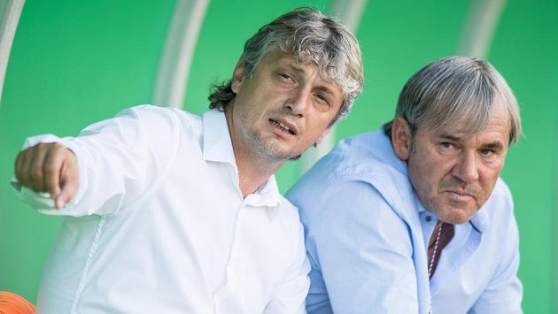 Trenér Karviné Jozef Weber (vlevo) a sportovní manažer Lubomír Vlk. Trenér Karviné Jozef Weber (vlevo) a sportovní manažer Lubomír Vlk.