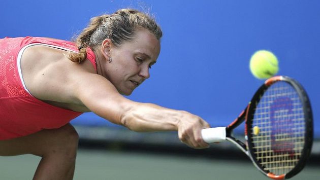 Česká tenistka Barbora Strýcová postoupila na turnaji ve Wu-chanu do osmifinále, Ruska Maria Šarapovová jí zápas ve třetí sadě vzdala. Česká tenistka Barbora Strýcová postoupila na turnaji ve Wu-chanu do osmifinále, Ruska Maria Šarapovová jí zápas ve třetí sadě vzdala.
