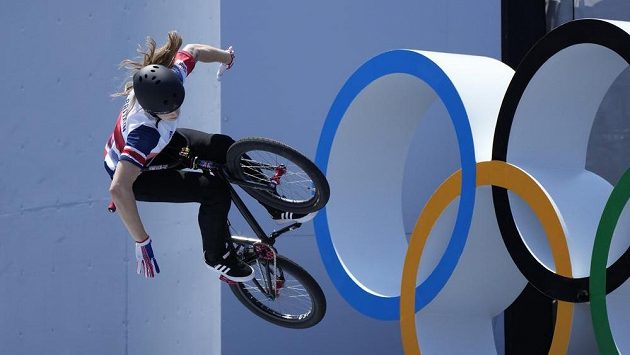 Britka Charlotte Worthingtonová při jednom z triků. Britka Charlotte Worthingtonová při jednom z triků.