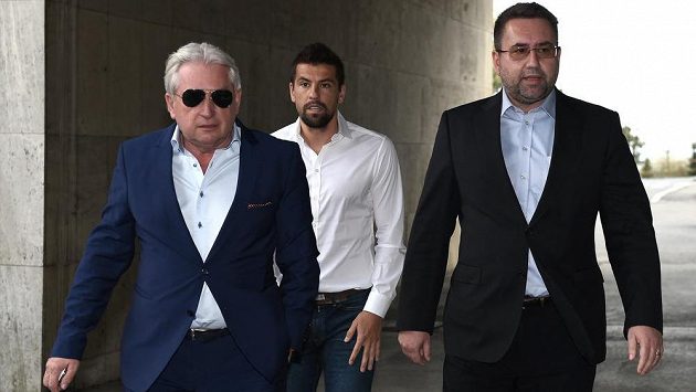Majitel Baníku Ostrava Petr Šafarčík (vpravo) pravděpodobně prodal klub. Majitel Baníku Ostrava Petr Šafarčík (vpravo) pravděpodobně prodal klub.