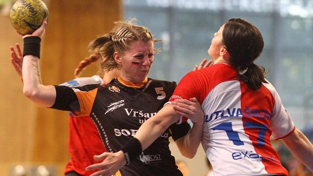 Kateřina Dvořáková (vlevo) z Baníku Most v souboji s Hanou Kutlvašrovou ze Slavie. Kateřina Dvořáková (vlevo) z Baníku Most v souboji s Hanou Kutlvašrovou ze Slavie.