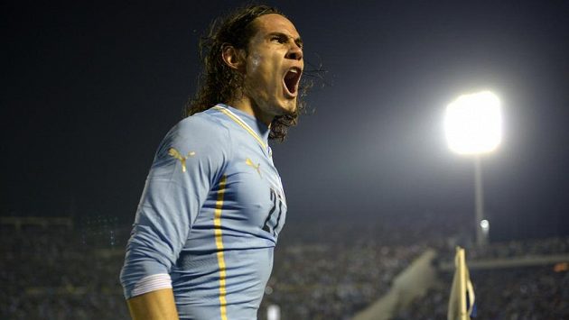 Uruguayský útočník Edinson Cavani slaví svůj gól v přípravném utkání před MS v Montevideu proti Slovinsku. Uruguayský útočník Edinson Cavani slaví svůj gól v přípravném utkání před MS v Montevideu proti Slovinsku.