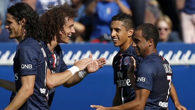Lucas (zprava) slavil výhru Paris SG s Edinsonem Cavanim, Davidem Luizem a Marquinhosem. Lucas (zprava) slavil výhru Paris SG s Edinsonem Cavanim, Davidem Luizem a Marquinhosem.