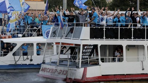 Příznivci Zenitu Petrohrad se soustředili na lodích u stadiónu. Do hlediště kvůli trestu nesměli. Příznivci Zenitu Petrohrad se soustředili na lodích u stadiónu. Do hlediště kvůli trestu nesměli.