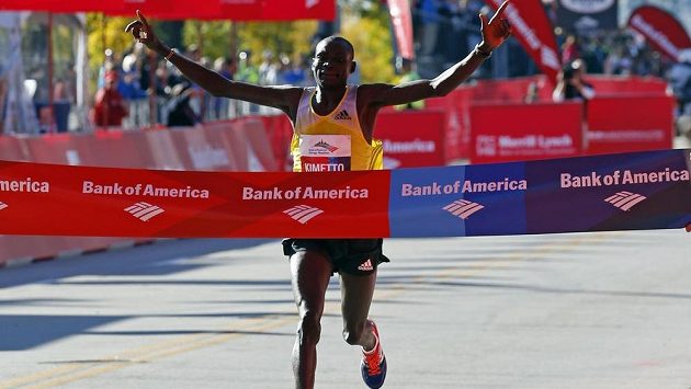 Vítězem Chicagského maratónu se stal keňský běžec Dennis Kimetto. Vítězem Chicagského maratónu se stal keňský běžec Dennis Kimetto.