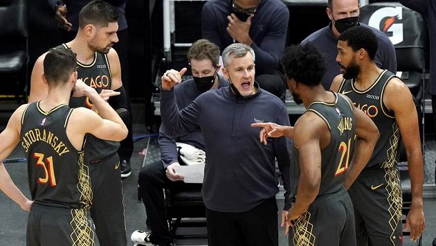 Trenér Chicaga Billy Donovan dává pokyny svému týmu během zápasu proti Milwaukee. Trenér Chicaga Billy Donovan dává pokyny svému týmu během zápasu proti Milwaukee.