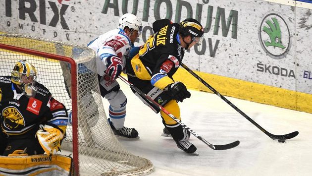 Chomutovský David Kämpf (v bílém) napadá za brankou Litvínova, puk se snaží vyvézt do bezpečí Filip Pavlík. Chomutovský David Kämpf (v bílém) napadá za brankou Litvínova, puk se snaží vyvézt do bezpečí Filip Pavlík.
