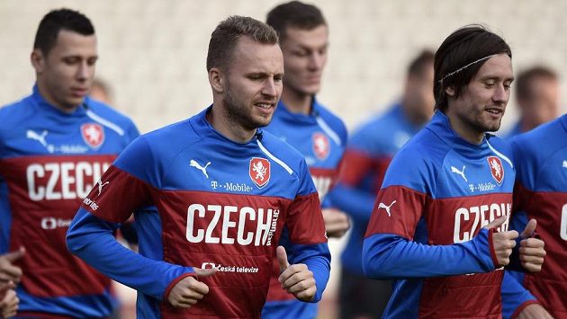 Čeští reprezentanti Michal Kadlec a Tomáš Rosický se chystají na utkání v Turecku a Kazachstánu. Čeští reprezentanti Michal Kadlec a Tomáš Rosický se chystají na utkání v Turecku a Kazachstánu.