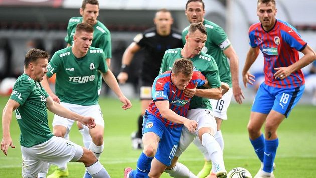 Plzeňský Jan Kopic v souboji s jabloneckou defenzívou. Plzeňský Jan Kopic v souboji s jabloneckou defenzívou.