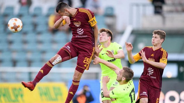 Útočník Dukly Ivan Schranz a jeho vítězná gólová hlavička na 2:1. Útočník Dukly Ivan Schranz a jeho vítězná gólová hlavička na 2:1.