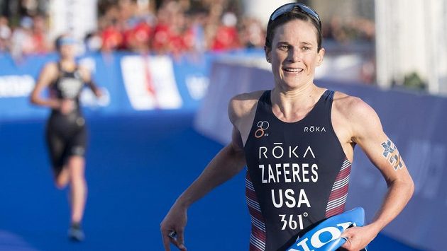 Katie Zaferesová z USA po vítězství na MS v triatlonu. Katie Zaferesová z USA po vítězství na MS v triatlonu.
