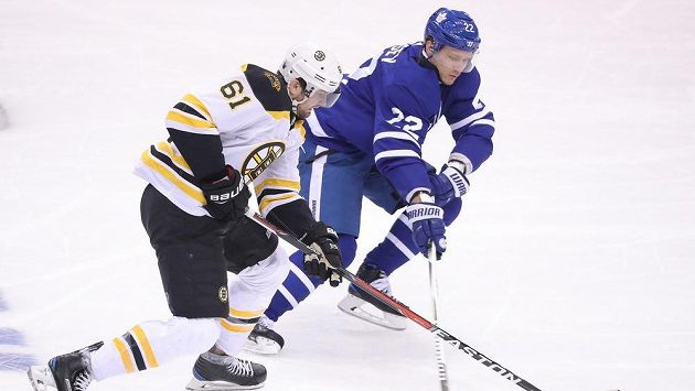 Nikita Zajcev (22) z Toronta se snaží připravit o puk bostonského Ricka Nashe. Nikita Zajcev (22) z Toronta se snaží připravit o puk bostonského Ricka Nashe.