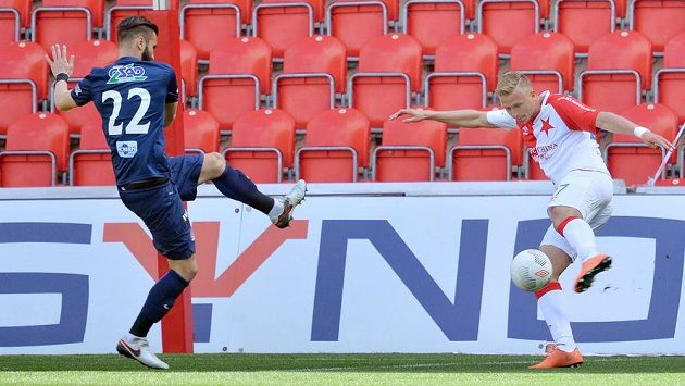 Antonín Barák ze Slavie (vpravo) střílí gól. Vlevo Tomáš Souček ze Slovácka. Antonín Barák ze Slavie (vpravo) střílí gól. Vlevo Tomáš Souček ze Slovácka.