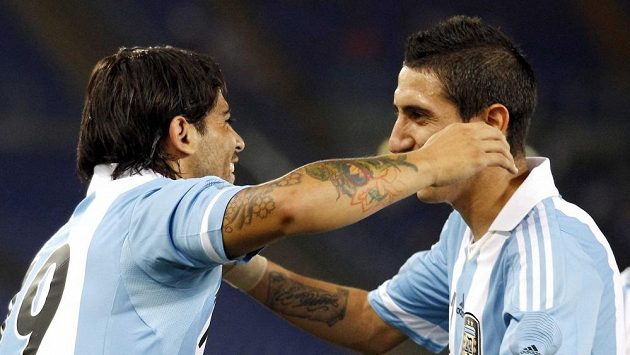 Argentinští fotbalisté Ever Banega (vlevo) a Angel Di Maria oslavují gól proti Itálii v přípravném zápase. Argentinští fotbalisté Ever Banega (vlevo) a Angel Di Maria oslavují gól proti Itálii v přípravném zápase.