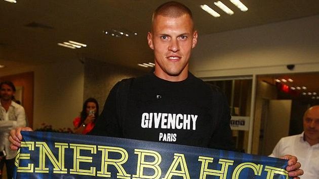 Kapitán slovenské reprezentace Martin Škrtel zapózoval hned na istanbulském letišti se šálou Fenerbahce. Kapitán slovenské reprezentace Martin Škrtel zapózoval hned na istanbulském letišti se šálou Fenerbahce.