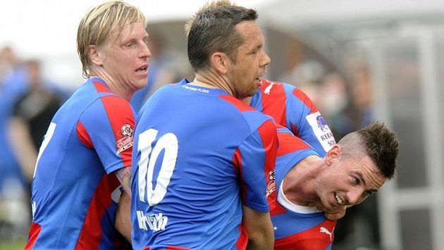 Radost plzeňských hráčů, vpravo je střelec Milan Petržela, uprostřed Pavel Horváth, vlevo František Rajtoral. Radost plzeňských hráčů, vpravo je střelec Milan Petržela, uprostřed Pavel Horváth, vlevo František Rajtoral.
