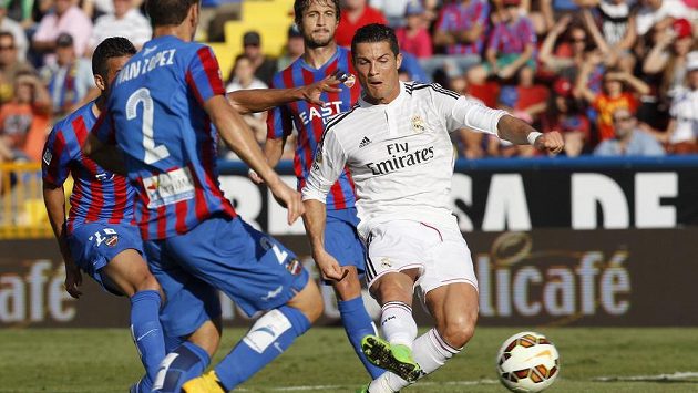 Cristiano Ronaldo kličkuje mezi obranou Levante Cristiano Ronaldo kličkuje mezi obranou Levante
