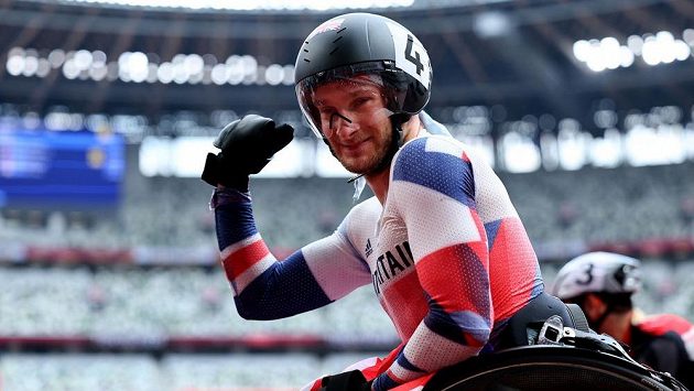 Britský vozíčkář Andrew Small vyhrál závod na 100 metrů. Britský vozíčkář Andrew Small vyhrál závod na 100 metrů.