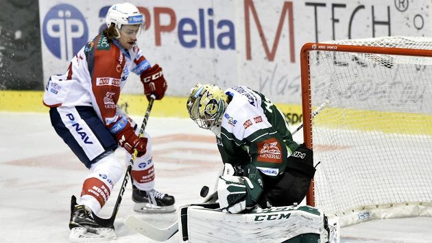 Pardubický Alexandre Mallet střílí na brankáře Davida Honzíka z Karlových Varů. Pardubický Alexandre Mallet střílí na brankáře Davida Honzíka z Karlových Varů.