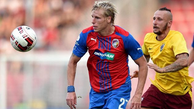 Plzeňský obránce František Rajtoral (vlevo) a Michal Breznaník ze Sparty. Plzeňský obránce František Rajtoral (vlevo) a Michal Breznaník ze Sparty.