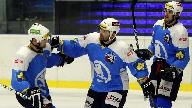 Plzeňský útočník Ondřej Kratěna (uprostřed) oslavuje se spoluhráči gól proti pražské Slavii ve třetím semifinálovém utkání play off extraligy. Plzeňský útočník Ondřej Kratěna (uprostřed) oslavuje se spoluhráči gól proti pražské Slavii ve třetím semifinálovém utkání play off extraligy.