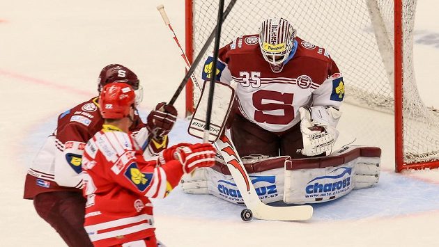 Brankář Sparty Filip Novotný zasahuje v utkání s Třincem. Brankář Sparty Filip Novotný zasahuje v utkání s Třincem.