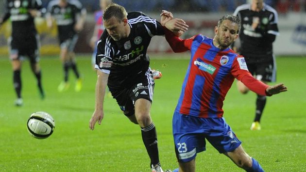 Plzeňský útočník Marek Bakoš (vpravo) a obránce Příbrami Radek Dejmek. Plzeňský útočník Marek Bakoš (vpravo) a obránce Příbrami Radek Dejmek.