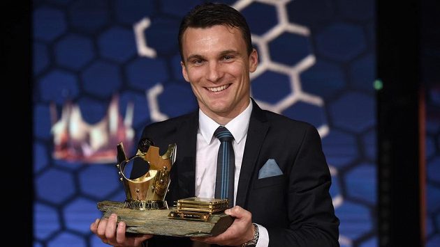 David Lafata s trofejí poté, co byl vyhlášen vítězem jubilejního 50. ročníku ankety Fotbalista roku. David Lafata s trofejí poté, co byl vyhlášen vítězem jubilejního 50. ročníku ankety Fotbalista roku.