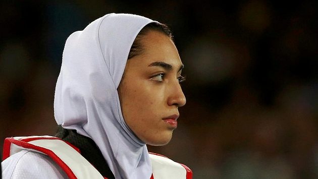 Íránská olympijská medailistka Kimía Alízadeová. Íránská olympijská medailistka Kimía Alízadeová.