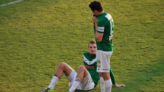 Smutní fotbalisté Jablonce po porážce s Duklou. Zleva Vít Beneš a Pavel Eliáš. Smutní fotbalisté Jablonce po porážce s Duklou. Zleva Vít Beneš a Pavel Eliáš.