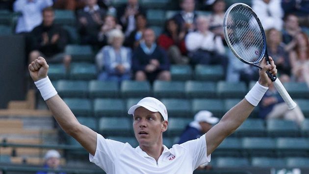 Český tenista Tomáš Berdych se raduje z vítězství nad Australanem Bernardem Tomicem. Český tenista Tomáš Berdych se raduje z vítězství nad Australanem Bernardem Tomicem.